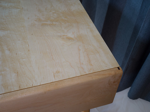 The box is joined with walnut splines, as a nod to that I exposed a handful of the splines to show off how the construction was done as a tiny accent